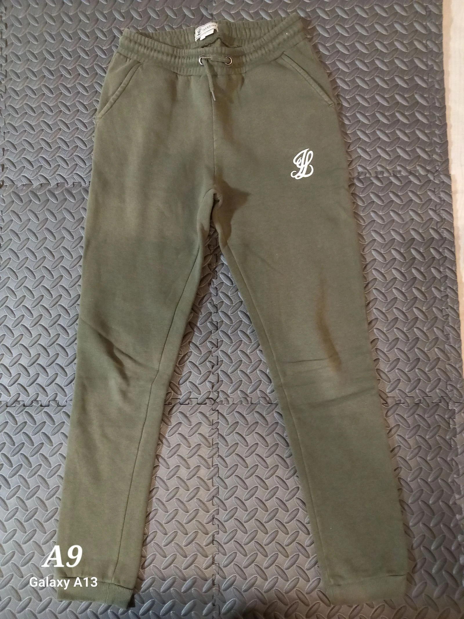 Superbe Jogging ILLUSIVE LONDON – Vert Kaki – Taille 15 ans / XS